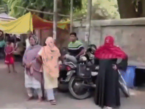 Lucknow Congress Office; Muslims Woman | Congress Guarantee Card | एक लाख रुपए लेने लखनऊ के कांग्रेस दफ्तर पहुंचीं महिलाएं: गारंटी कार्ड दिखाकर बोलीं- 5 जून को पैसे आने को कहा; दस्तावेज लेकर रसीद दी – Lucknow News