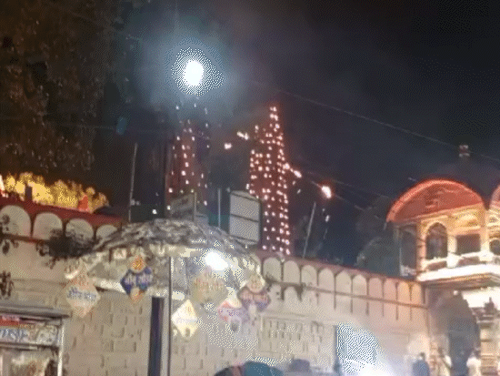 हरसिद्धि मंदिर के बाहर आग, मची अफरा-तफरी: उज्जैन में बिजली के तार में पटाखे जैसे फूटी चिंगारी, दो बाइक जलीं - Ujjain News