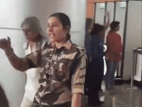चंडीगढ़ एयरपोर्ट पर कंगना रनोट को थप्पड़ मारा,VIDEO: CISF की लेडी कॉन्स्टेबल सस्पेंड; महिला किसान को 100 रुपए में धरने वाली कहने से नाराज थी - Chandigarh News