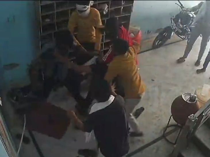 निजी लाइब्रेरी के संचालक से मारपीट, VIDEO: बैठने को लेकर कुछ दिन पहले हुआ था विवाद, पीड़ित ने निहालगंज पुलिस को दी शिकायत - Dholpur News