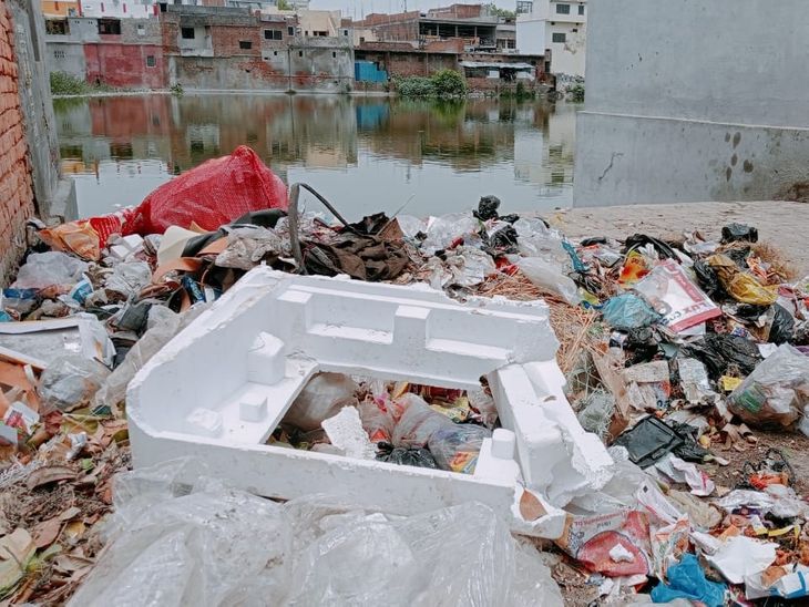 Historical Pahad Khan's pond has become a pile of garbage in Ghazipur