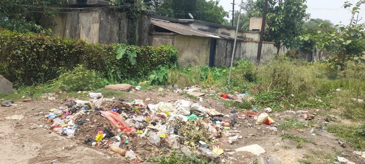 There is a pile of garbage in the railway colony, the cleaning workers ...
