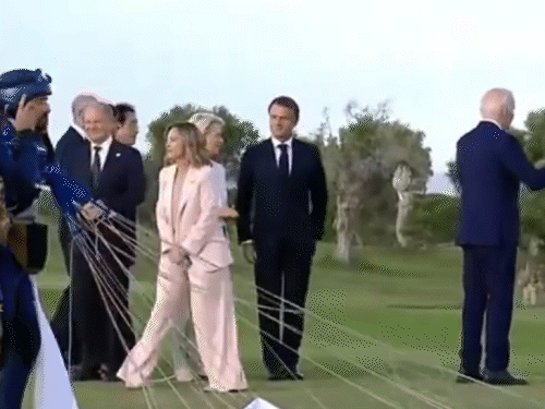 US President Joe Biden Viral Video; Italy PM Giorgia Meloni | G7 Summit 2024 | G7 समिट में भटकते नजर आए राष्ट्रपति बाइडेन, VIDEO: इटली की PM मेलोनी वापस लाईं, पैराग्लाइडिंग इवेंट में पहुंचे थे