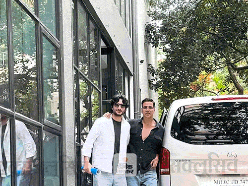 Akshay Kumar and Ibrahim Ali Khan noticed collectively | सैफ के बेटे इब्राहिम के साथ दिखे अक्षय कुमार: मंदिरा बेदी ने खरीदी नई कार, पैपराजी के साथ केक कटिंग कर किया सेलिब्रेट