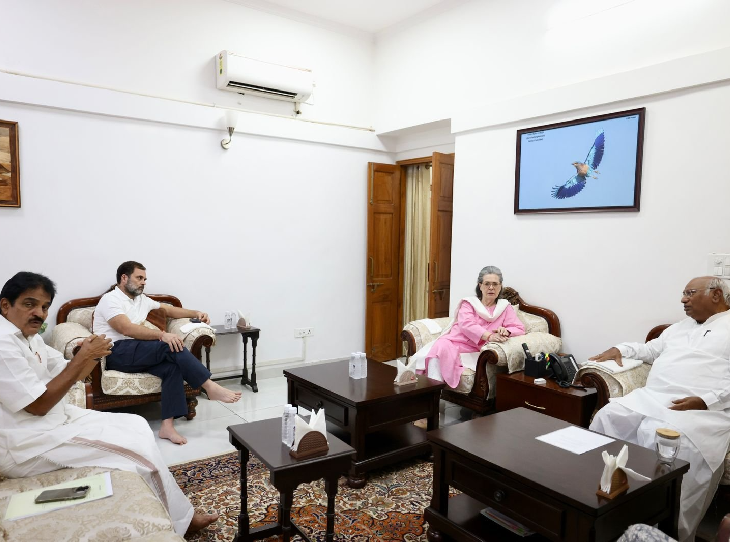 Lok Sabha Speaker Election; Rahul Gandhi Priyanka Gandhi | Mallikarjun Kharge | खड़गे के घर कांग्रेस नेताओं की बैठक: सोनिया, राहुल और प्रियंका मौजूद रहे; लोकसभा स्पीकर और डिप्टी स्पीकर चुनाव पर मंथन