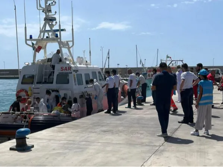 Italy Ship Sinking Rescue Operation; Bangladesh Pakistan Refugees Died | इटली के पास 2 नाव डूबीं, 11 शरणार्थियों की मौत: 26 बच्चों समेत 64 लापता, इनमें पाकिस्तान और अफगानिस्तान के नागरिक