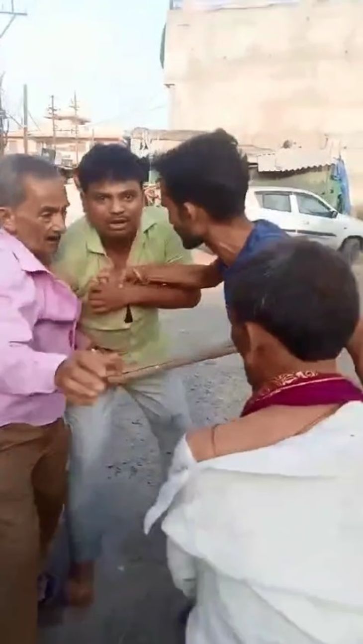 Sticks fight between two parties in the middle of the road, video goes ...