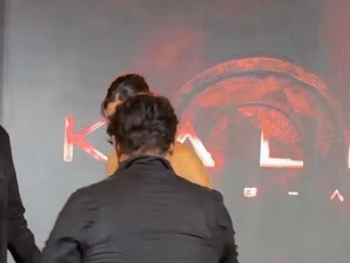 Kalki 2898 AD pre-release occasion, Prabhas and Kamal Haasan arrived; Grand entry of 81-year-old Amitabh Bachchan | फिल्म ‘कल्कि 2898 AD’ का प्री-रिलीज इवेंट: प्रेग्नेंट दीपिका पादुकोण को संभालते दिखे प्रभास; मस्ती भरे अंदाज में नजर आए अमिताभ बच्चन