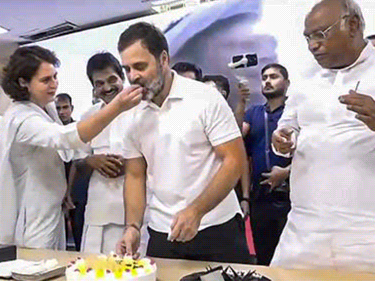 Rahul Gandhi Birthday Update; Priyanka Gandhi | Mallikarjun Kharge | राहुल 54 साल के हुए, कांग्रेस मुख्यालय में जन्मदिन मनाया: खड़गे ने हाथ पकड़कर केक कटवाया, प्रियंका बोलीं- मेरे दोस्त-मार्गदर्शक बने रहना