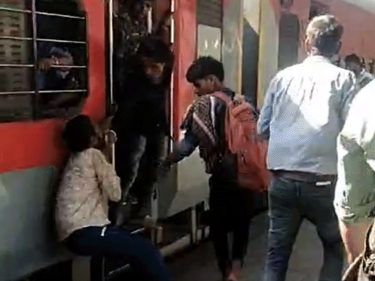 A video of bullying in a train at Bhopal station surfaced