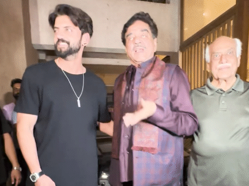 Shatrughan Sinha noticed together with his would-be son-in-law Zaheer | होने वाले दामाद जहीर के साथ दिखे शत्रुघ्न सिन्हा: नाराजगी की खबरों पर लगाया विराम, उसी लोकेशन पर सोनाक्षी भी देखी गईं
