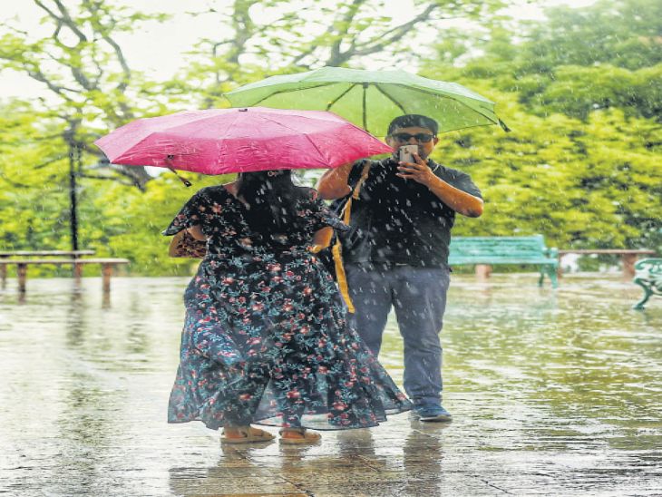 Pre-monsoon smile...drops washed away the humidity | प्री-मानसून ...