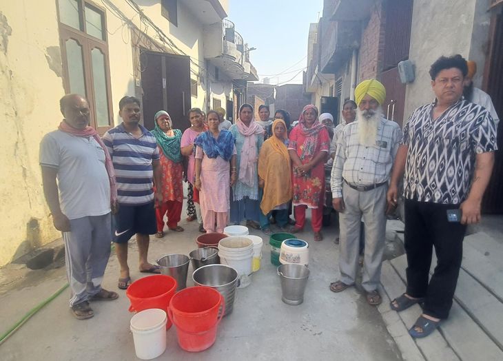 People are troubled due to non-availability of water supply in Rasulpur ...