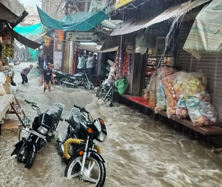 Roads turned into rivers due to one hour of heavy rain, bikes and ...