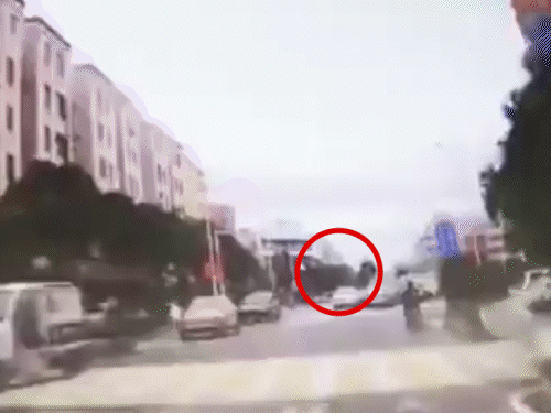 US Tesla Car Accident Viral Video; Elon Musk | California News | अमेरिका में टेस्ला कार 7 बार पलटी, VIDEO: ड्राइवर समेत 3 लोगों को मामूली चोट आई; चश्मदीद बोले- कार की रफ्तार 161 किमी/घंटा थी