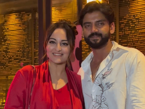 Sonakshi Sinha-Zaheer’s dinner date After Wedding ceremony, Household and mates be part of | सोनाक्षी सिन्हा-जहीर की पोस्ट वेडिंग डिनर डेट: शादी के बाद पहली बार साथ निकले, परिवार और दोस्तों का मिला साथ, पिता शत्रुघ्न सिन्हा नहीं पहुंचे