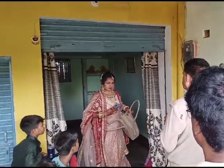 A Lady Comes To Her Lover's House In A Rainstorm The married woman reached her lover's house dressed as a bride with