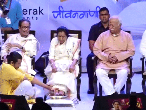 Sonu Nigam washes and kisses Asha Bhosle’s ft with rose petals at her biography launch Occasion | सोनू निगम ने धोए आशा भोसले के पैर: बोले- लताजी और आशा ताई ने दुनिया को गाना सिखाया, लॉन्च हुई बायोग्राफी ‘स्वरस्वामिनी आशा’