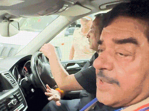Shatrughan Sinha is admitted in hospital After sonakshi sinha and zaheer iqbal wedding ceremony | अस्पताल में भर्ती हैं शत्रुघ्न सिन्हा: सोनाक्षी-जहीर की शादी के बाद पसलियों में लगी चोट, एक्ट्रेस ने पिता को संभाला वर्ना बढ़ सकती थीं मुश्किलें