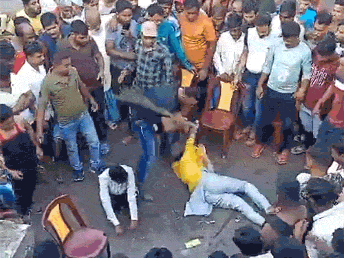 West Bengal Woman Assault Video; Mamata Banerjee TMC MLA Vs BJP CPI(M) | बंगाल में महिला को सड़क पर पीटा, लात मारी: BJP बोली- मारने वाला TMC विधायक का करीबी, राज्य में शरिया अदालतें चल रहीं