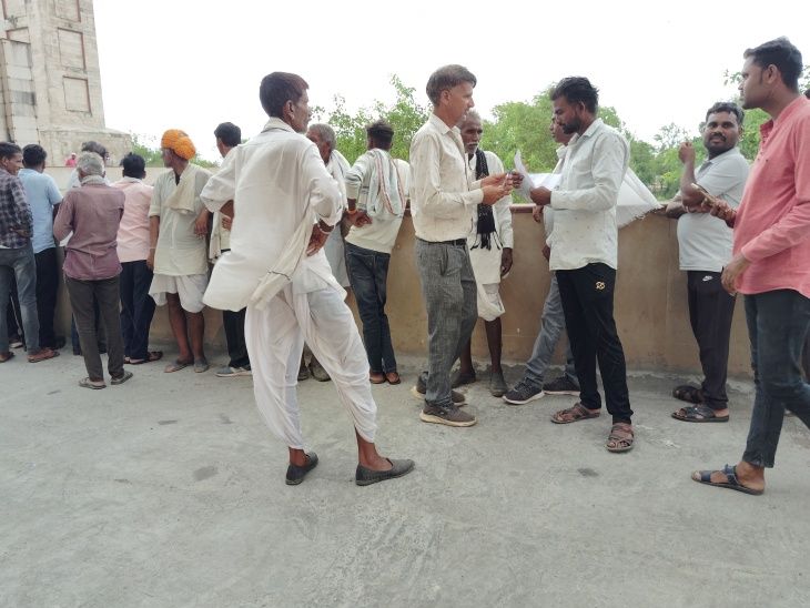 Villagers demonstrated outside the mini secretariat. Affected people of ...