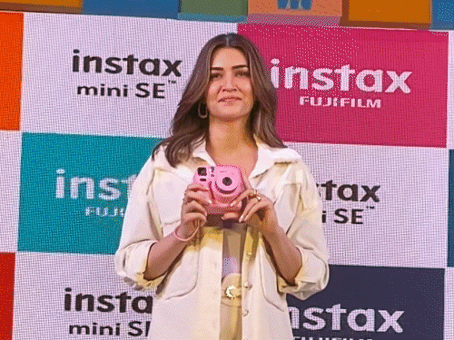 Kriti Sanon, Kartik Aaryan and Tripti Dimri had been additionally seen on the model promotion | सेलेब्स स्पॉटेड: ब्रांड प्रमोशन में पहुंचीं कृति सेनन, कार्तिक आर्यन और तृप्ति डिमरी को भी देखा गया