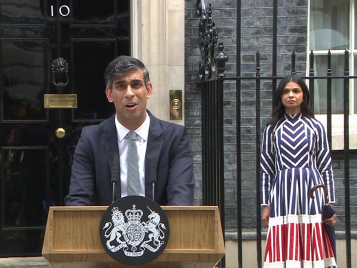 UK Ex-PM Rishi Sunak Wife; Akshata Murthy Dress Trollers Reactions | सुनक का आखिरी भाषण-अक्षता ने पहनी 42 हजार की ड्रेस: ट्रोल हुईं; PM आवास छोड़ते हुए सुनक बोले- मेरी बेटियां यहां दीये जलाती थीं