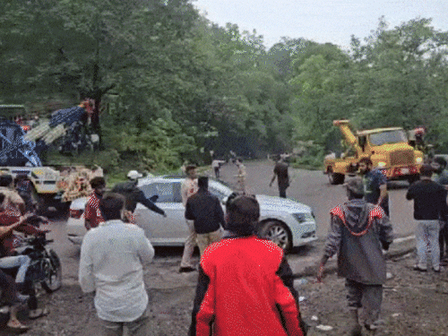 Luxury bus falls into ditch in Saputara, Gujarat | गुजरात में बस खाई में गिरी, 2 बच्चों की मौत: 65 यात्री सवार थे, कई घायल; ट्रक को ओवरटेक करने के चलते हुआ हादसा – Gujarat News