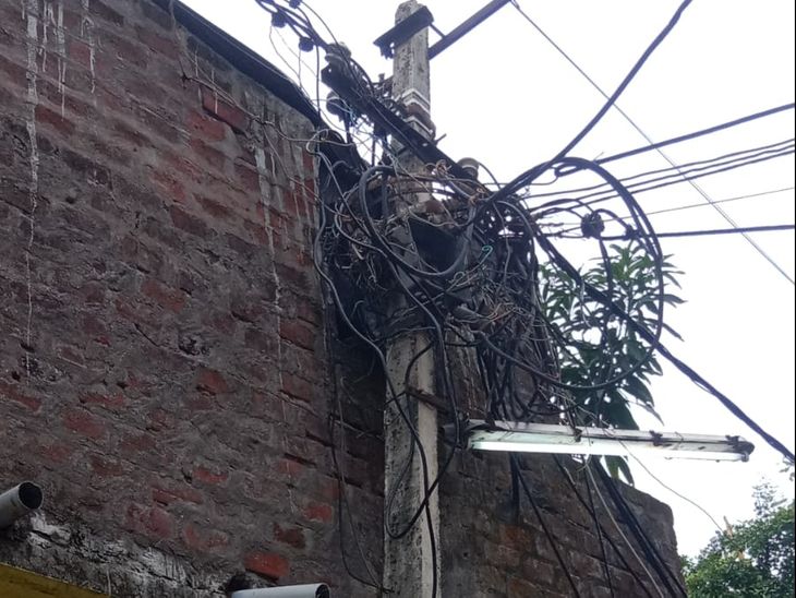 Electricity poles are getting dilapidated in the city | नगर में ...