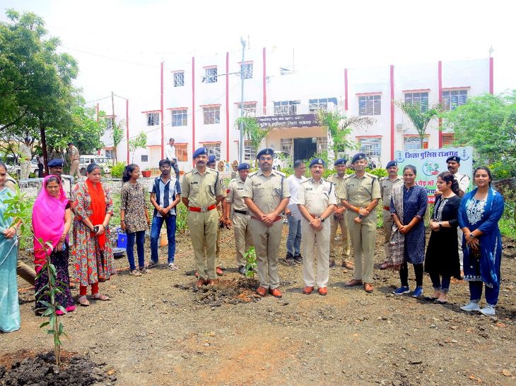 In Rajgarh district, DIG along with policemen planted 1800 saplings in ...