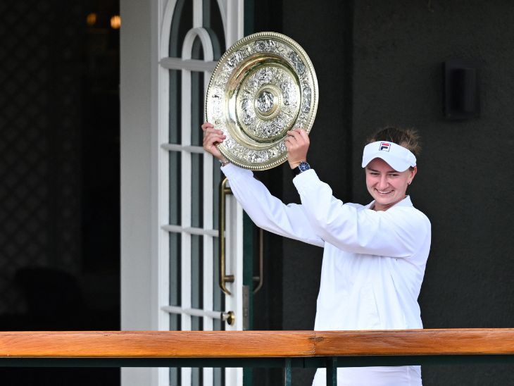 बारबोरा क्रेजिसिकोवा नई विंबलडन चैंपियन हैं: उन्होंने फाइनल में जैस्मीन पाओलिनी को हराया;  उन्होंने अपने करियर का दूसरा ग्रैंड स्लैम जीता.