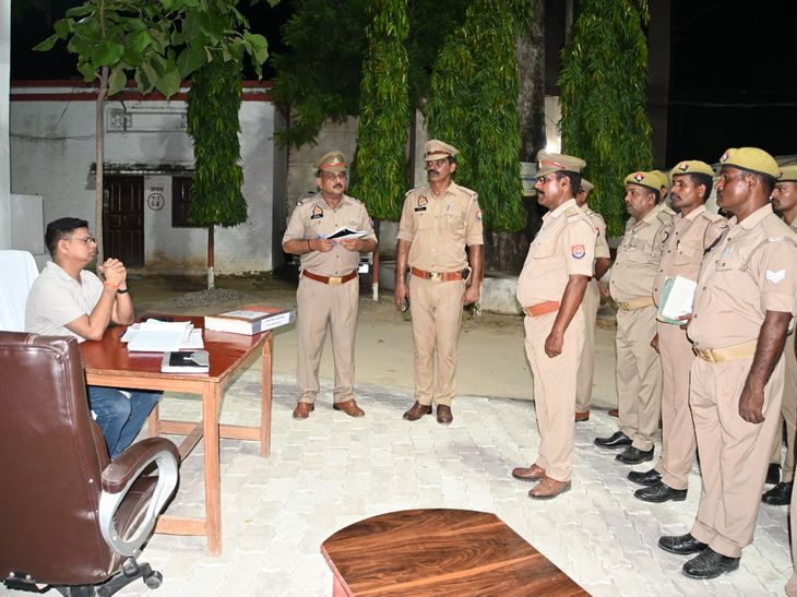 SP inspected the police station in Azamgarh | आजमगढ़ में एसपी ने किया ...