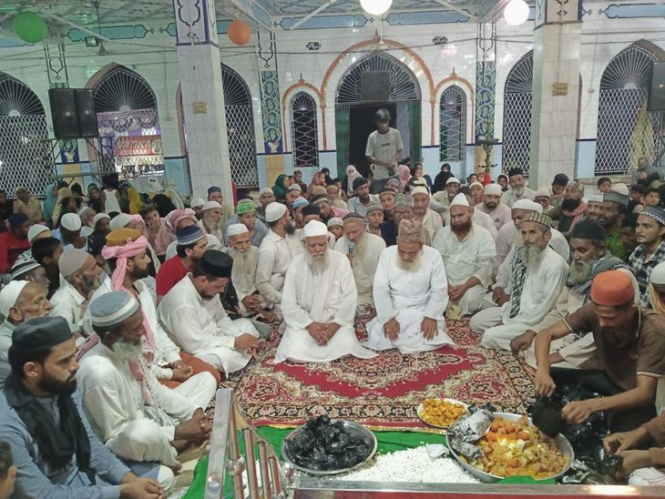 There was a huge crowd of devotees at Dada-Mian's dargah in Rampur ...