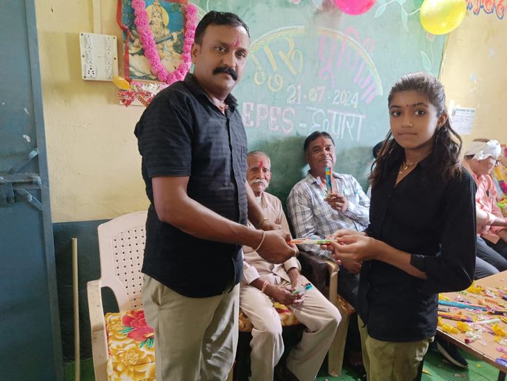 Guru Purnima celebrated in the schools of Pathari complex | पठारी संकुल ...