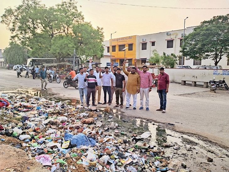 Pile of garbage in front of CHC, people protested | सीएचसी के सामने ...