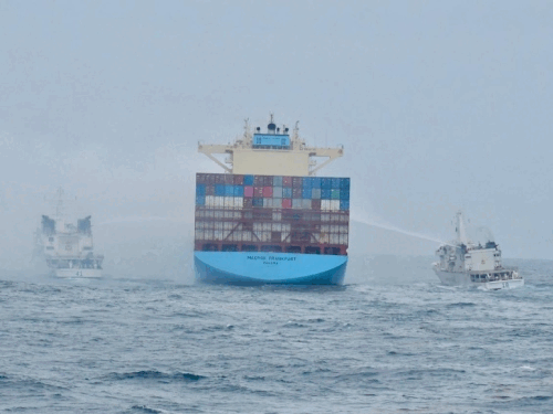 Goa Merchant Navy Ship Fire Accident; Crew Member Died | MV Maersk Frankfurt | गोवा में कार्गो शिप में लगी आग काबू: 1 क्रू मेंबर की मौत; हेलिकॉप्टर्स से केमिकल छिड़ककर बुझाई गई आग