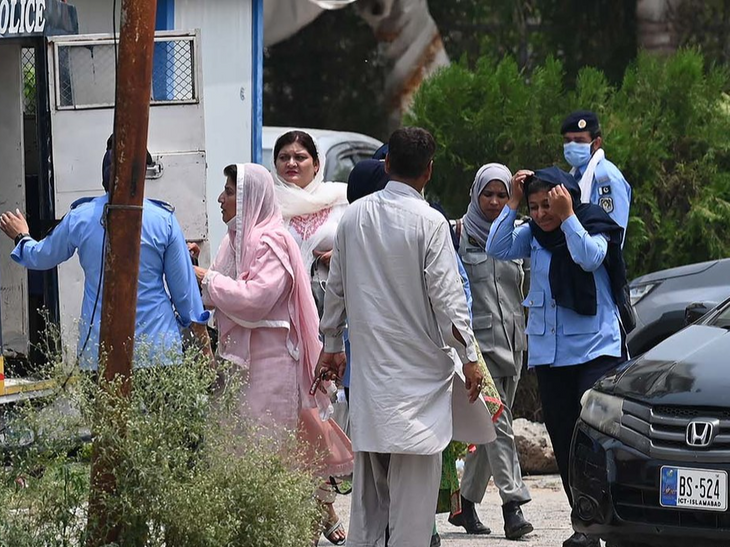 Imran Khan’s party’s office sealed | Pakistan police raid ex-Prime Minister Imran Khan’s party HQ | इमरान खान की पार्टी का ऑफिस सील: आरोप- PAK सुरक्षाबलों ने पार्टी कार्यकर्ताओं को गिरफ्तार किया; महिलाओं को जबरदस्ती ले गए