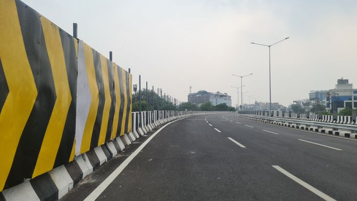 View cutter barricades installed on elevated road | एलिवेटेड रोड पर ...