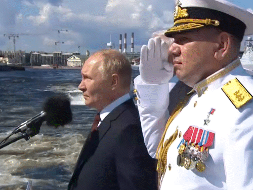 Indian sailors participated in Russia’s Navy Day | रूस की नेवी-डे परेड में शामिल हुआ भारत: युद्धपोत INS तबर ने लिया परेड में हिस्सा, राष्ट्रपति व्लादिमिर पुतिन ने ली सलामी
