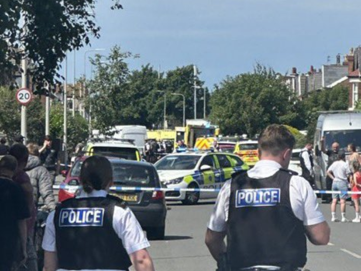Knife attack in Southport near Liverpool, UK | ब्रिटेन के लिवरपूल में लोगों पर चाकू से हमला: 8 लोगों के घायल होने की खबर, इनमें बच्चे भी शामिल, हमलावर गिरफ्तार