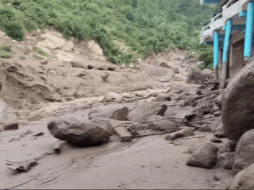 Himachal Kullu Cloud Brust Update | कुल्लू में बादल फटा, पुल-दुकानें बहीं: होटलों में पानी-मलबा घुसा, सेब के बगीचे भी तबाह; अंजनी नाला में जलस्तर बढ़ने से लेह सड़क बंद – Kullu News