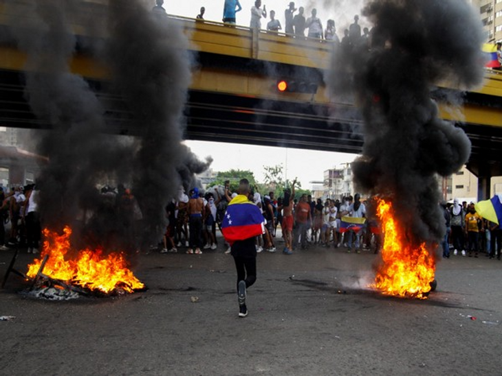 Venezuela Protests against disputed election victory in Venezuela 11 killed update | वेनेजुएला में राष्ट्रपति मादुरो की जीत के बाद हिंसा तेज: अब तक 11 मौतें; बाइडेन ने चुनाव का वोटिंग डाटा जारी करने के लिए कहा
