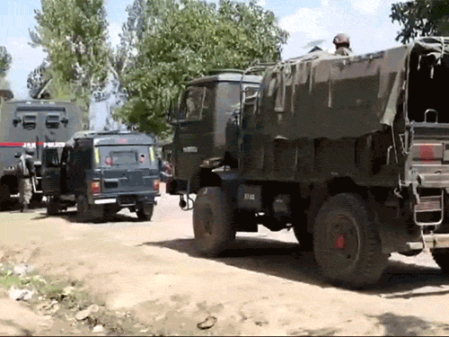 Jammu Kashmir Update; Samba Pakistani Terrorist intruder shot dead BSF rajouri News | जम्मू-कश्मीर के सांबा में पाकिस्तानी घुसपैठिया मारा गया: भारतीय सीमा में घुस रहा था; राजौरी में आतंकी ठिकाने से हथियार बरामद