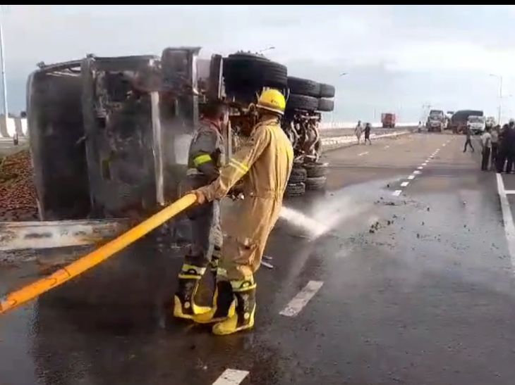 Truck caught fire on Lucknow Outer Ring Road | लखनऊ आउटर रिंग रोड पर ...