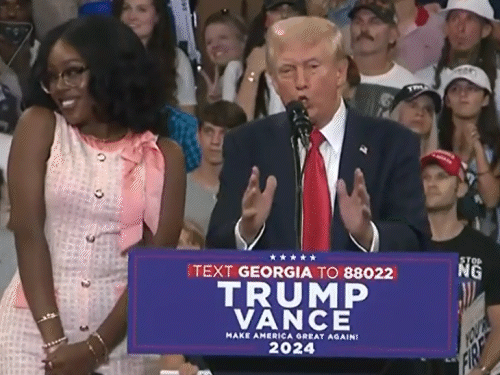 Trump Georgia Black Activist kiss; US President Elections | ट्रम्प बोले- अश्वेत एक्टिविस्ट ने मुझे किस किया था: मैंने कहा- अब पत्नी के पास नहीं जा पाऊंगा; ट्रम्प ने उसके कॉलेज को फंड दिया था