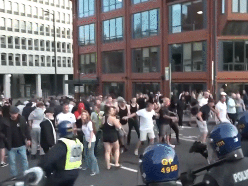 UK England Violence Video Photos Update – Southport Stabbings | UK Riots | ब्रिटेन में हिंसक प्रदर्शन, 150 से ज्यादा घायल: प्रवासियों का होटल फूंकने की कोशिश; PM स्टार्मर बोले- हिंसा में शामिल लोगों को पछताना होगा