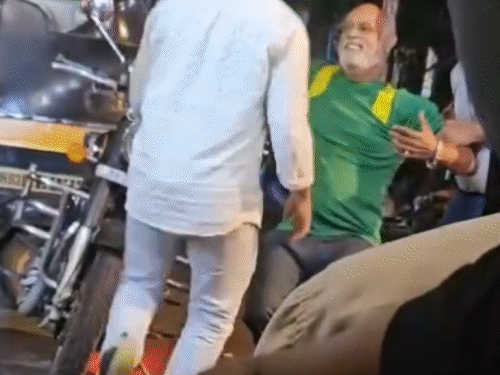 विनोद कांबली का वीडियो वायरल: दावा: तबीयत खराब है;  वह खड़ा भी नहीं हो पाता, उसे चलने के लिए दूसरों से मदद मांगनी पड़ती है।