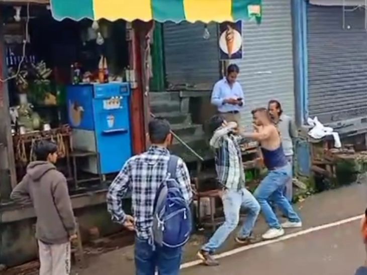 शिमला में 2 युवकों में चले लात-घूंसे, VIDEO: जूस के रुपए को लेकर विवाद; एक की कमीज फाड़ी, थाने में हुआ समझौता - Shimla News
