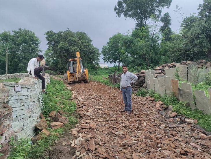 A new road was built by adding gravel and stones to the kutcha road of ...