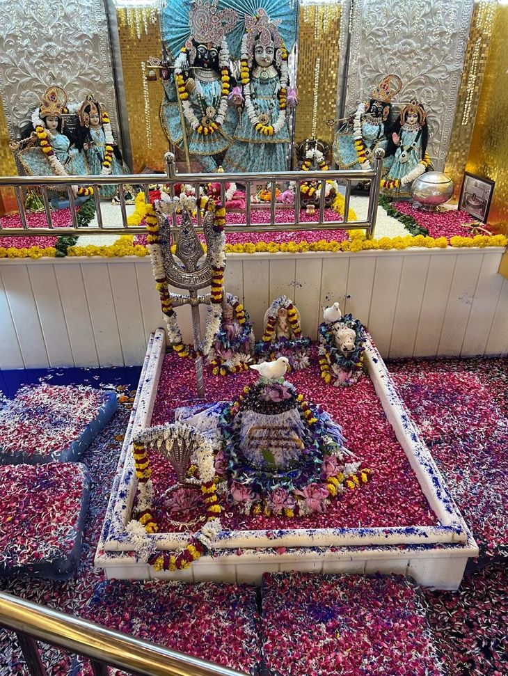 Decoration of Shivling in the ancient Shivala temple | प्राचीन शिवाला ...
